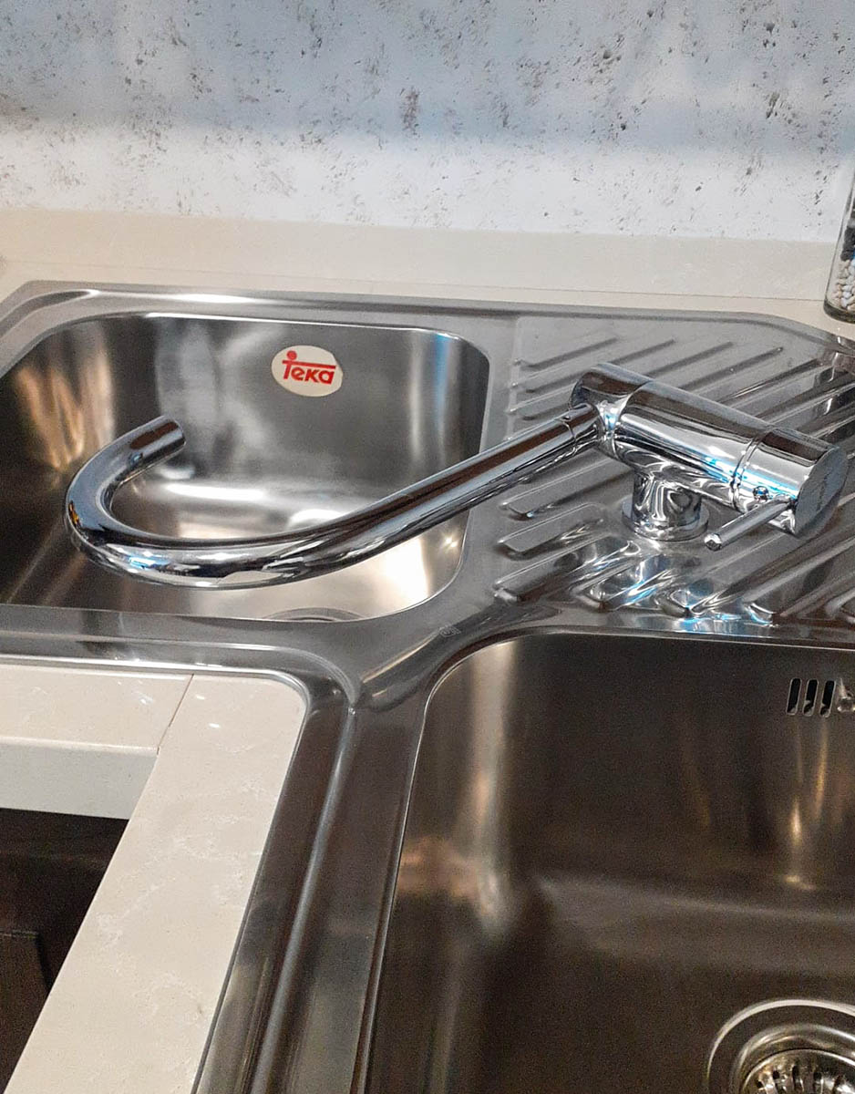 Grifo de caño abatible