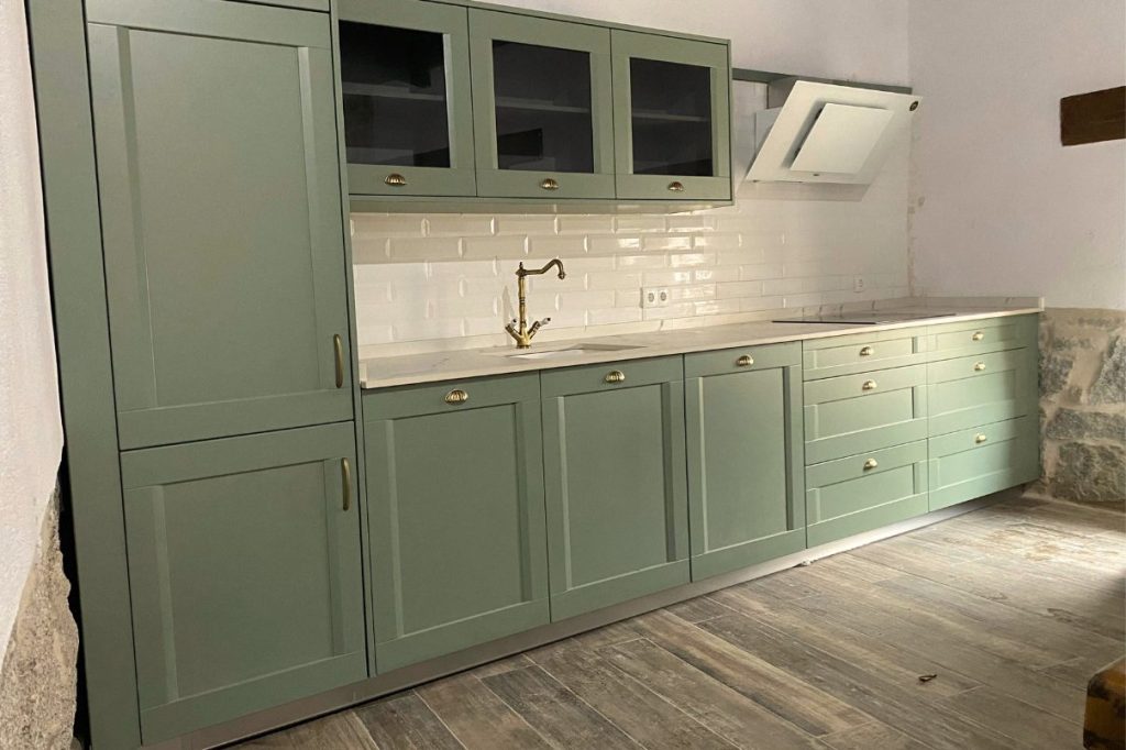 Cocinas verdes, el color de moda en diseño de cocinas
